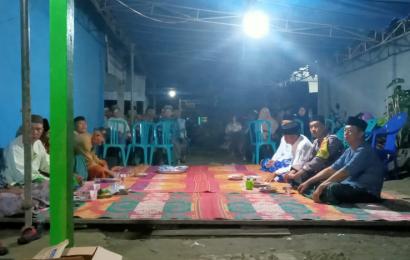 Jalin Kedekatan dengan Warga, Bhabinkamtibmas Hadiri Takziah Malam Ke Tiga Warga Kelurahan Semarang