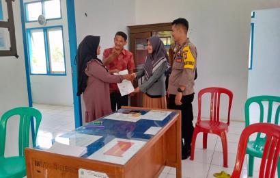 Bhabinkamtibmas Damaikan Emak-Emak Akibat Salah Paham Bermedia Sosial