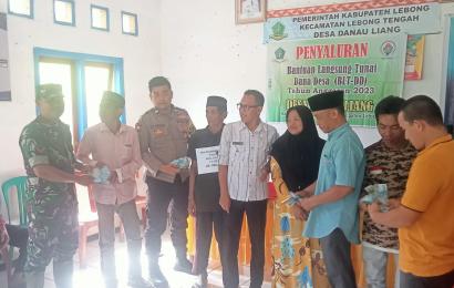 Bhabinkamtibmas Hadiri Penyaluran BLT DD di Desa Danau Liang