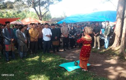 Kapolsek Talo Hadiri Kegiatan Festival Larungan di Pantai Pandan Sari Desa Penago