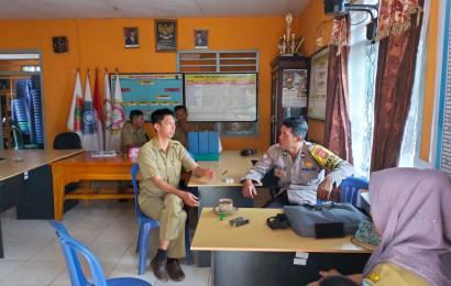 Pererat Silaturahmi dengan Perangkat Pemerintah Desa, Bhabinkamtibmas Sambangi Kantor Desa