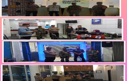 Patroli Gabungan di Malam Hari, TNI-Polri Teluk Segara Berikan Imbauan Kamtibmas kepada Warga
