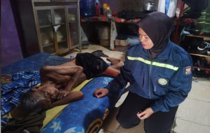Personel Polsek Kampung Melayu Sambangi Warga yang Sakit