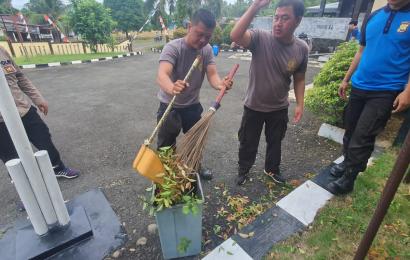 Ciptakan Lingkungan Bersih, Polsek Giri Mulya Melakukan Kebersihan Mako