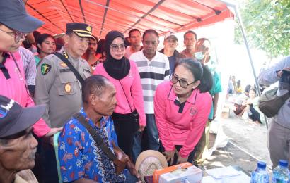 Ketua Umum Bhayangkari Berikan Bantuan Kepada Anak Stunting di Desa Reruwairere