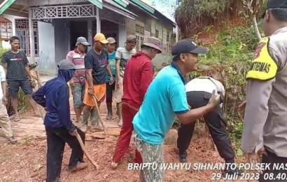Gotong Royong Bersama Warga Polsek Nasal Bersihkan Selokan yang Tersumbat