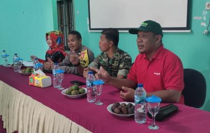 Monitoring Penggunaan DD, Bhabinkamtibmas Polsek Padang Jaya Hadiri Musyawarah Pra Pelaksanaan Pembangunan Rabat Beton
