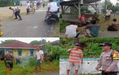 Bersama Warga, Bhbainkamtibmas dan Polisi RW Polsek Teluk Segara dan Polsek Muara Bangkahulu Gotong Royong Bersihkan Lingkungan Sekitar