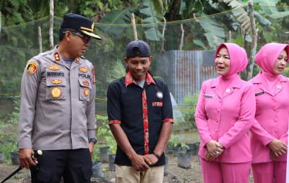 Peduli Kesehatan, Polres Mukomuko dan Bhayangkari Bantu Pembangunan MCK Warga Desa Lubuk Sanai II 