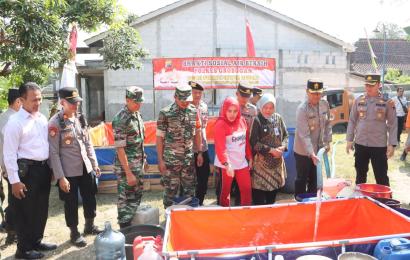 Polri Salurkan Bantuan Air Bersih Atasi Kekeringan di Grobogan