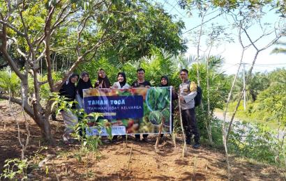Bersama Mahasiswa KKN, Bhabinkamtibmas Polsek Lais Buat Kebun Toga