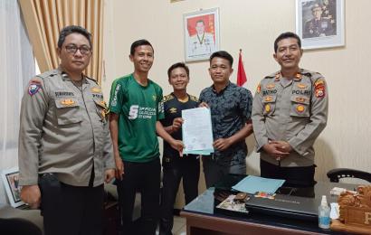 Pertandingan Sepak Bola Ricuh, Kapolsek Padang Jaya Pimpin Mediasi 
