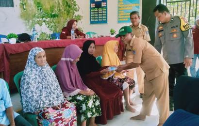 Bhabinkamtibmas Awasi Pembagian Distribusi BLT di Desa Lubuk Mindai