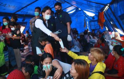 Polwan Polres Metro Jakut Dikerahkan Berikan Trauma Healing Korban Kebakaran Kapuk Muara