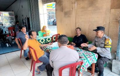 Sambangi Ketua RW, Bhabinkamtibmas Polsek Selebar Sampaikan Imbauan