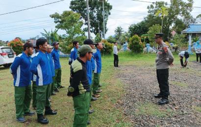 Bhabinkamtibmas Polsek Muara Bangkahulu Berikan Pembinaan dan Latihan Kepada Kaposkamling dan Anggota Linmas