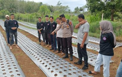 Serap Informasi dari Masyarkat, Kapolsek Padang Jaya Blusukan ke Petani Bawang Merah 