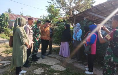Sambangi Warga, Bhabinkamtibmas dan Babinsa Lakukan Survei Warga yang Tidak Memiliki Jamban