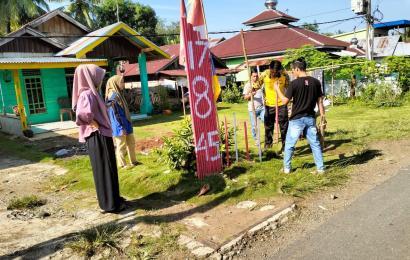 Bersama Warga, Bhabinkamtibmas Polsek Lais Hias Desa Sambut HUT RI Ke-78