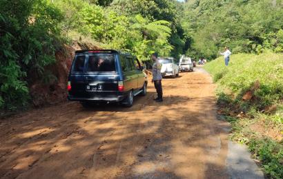 Personel Polsek Rimbo Pengadang Bantu Bersihkan Material Bekas Tanah Longsor