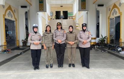 Sinergi Bersama Satpol PP, Polwan Polres Kepahiang Gelar Pengamanan Shalat Jumat