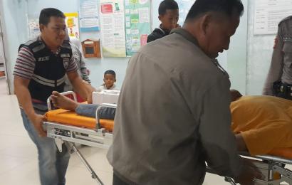 Wujud Tugas Polri Sebagai Pelayan, Bhabinkamtibmas Polsek Selebar Mengantarkan Korban Laka Lantas Ke Rumah Sakit