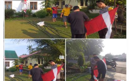 Sambang Silahturahmi, Bhabinkamtimas Muara Bangkahulu Gotong Rotong Bersama Warga Pasang Bendera Umbul-Umbul