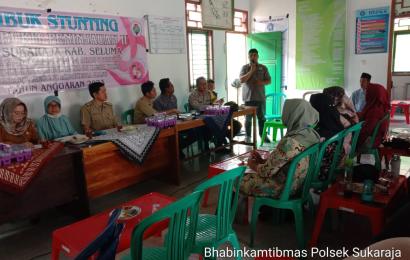 Bhabinkamtibmas Polsek Sukaraja Hadiri Musyawarah Rembug Stunting Pencegahan dan Penanganan Stunting di Desa Bukit Peninjauan II