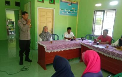 Pembagian Bantuan BLT DD Desa Sumber Arum Dihadiri Bhabinkamtibmas Polsek Sukaraja