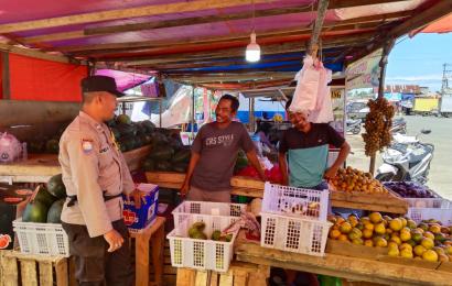 Bhabinkamtibmas Polsek Ketahun sambangi Pedagang Buah  Dan Beri Himbauan Kamtibmas
