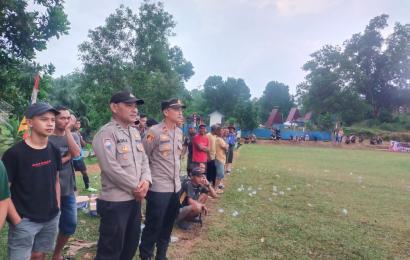 Jamin Lancarnya Pertandingan Bola Kaki, Kapolsek Giri Mulya Melakukan Pengamanan