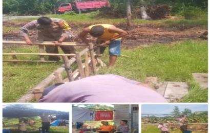 Sambangi Warga, Bhabinkamtibmas Lakukan Gotong Royong Persiapan Pernikahan Warga Binaannya