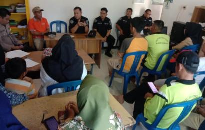 Bhabinkamtibmas Dampingi Tim TIK Polda dan Polres Sosialisasi Aplikasi Super APP ke Warga Desa Manai Blau