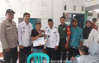 Bhabinkamtibmas Polsek Padang Guci Hulu Awasi Pembagian BLT DD Tahap III Desa Margo Mulyo 