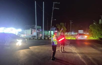 Pantau Situasi Kamseltibcarlantas, Sat Lantas Polres Kaur Patroli Blue Light