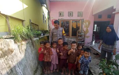 Sambangi Anak - Anak Paud Desa Padang Burnai, Bhabinkamtibmas Polsek Manna Sampaikan Polisi Sahabat Anak 