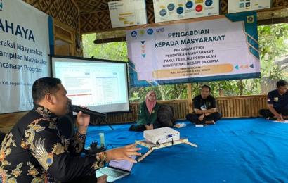 Bapak Setiawan Wibowo sedang menyampaikan materi