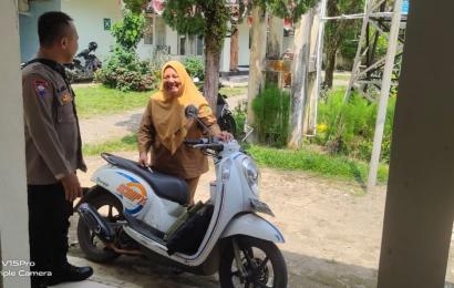Patroli Rutin, Bhabinkamtibmas Polsek Kedurang Sampaikan Teguran Humanis Kepada Pengendara yang Tidak Menggunakan Helm 