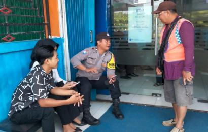 Sambangi Petugas Parkir, Bhabinkamtibmas Polsek Pino Raya Berikan Imbauan  