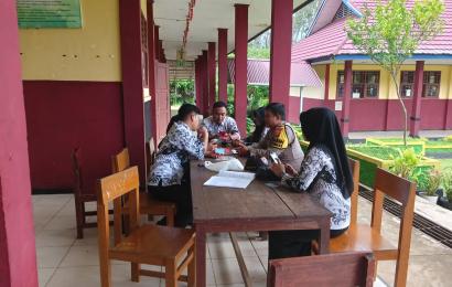 Polisi Blusukan, Sambang Sekolah Bhabinkamtibmas Sampaikan Pesan Kamtibmas Pada Siswa Dan Guru