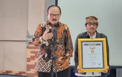 Eros Jarot Raih Anugerah Tokoh Pejuang Kemerdekaan Pers 