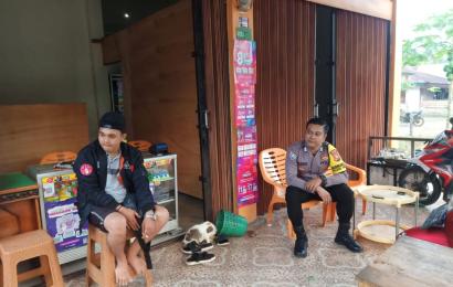 Bhabinkamtibmas Sosialisasikan Polri Super App, Ajak Warga Unduh Aplikasi Polri