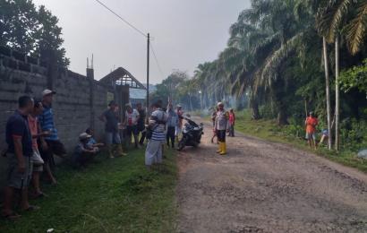 Sambang Silahturahmi, Bhabinkamtibmas Gotong Royong Bersihkan Jalan Bersama Warga 