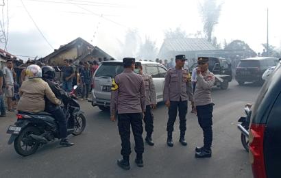 Quick Respon, Personel Polsek Ujanmas Datangi dan Amankan TKP Kebakaran