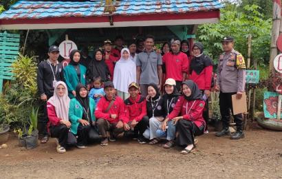 Partisipasi HUT RI ke 78, Bhabinkamtibmas Polsek Padang Jaya Jadi Juri Perlombaan Kebersihan 