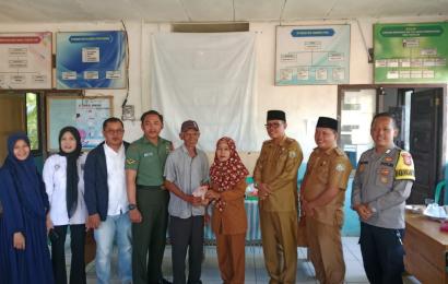 Polsek Tanjung Kemuning, Hadiri Pembagian BLT DD di Desa Tinggi Ari 