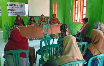 Hadiri Pertemuan Bersama Perangkat Desa dan Warga, Bhabinkamtibmas Sampaikan Pesan Jaga Harkamtibmas
