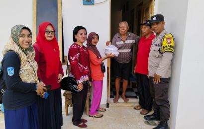Bersinergi dengan Camat, Bhabinkamtibmas Polsek Ketahun Pantau Kegiatan Pembagian Makanan Untuk Lansia