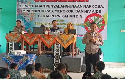 Kapolsek Tebat Karai Sosialisasi Bahaya Narkoba di SMPN 1 Tebat Karai