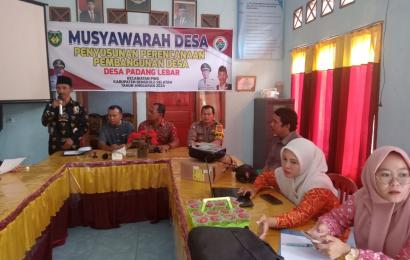 Bhabinkamtibmas Polsek Pino Hadiri Musyawarah Pembangunan Desa 